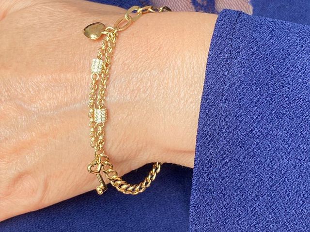 Bransoletka złota z zawieszkami.